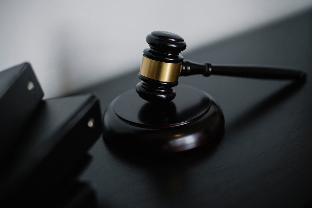 Sobre nosotros Close-up of a wooden gavel on a desk, symbolizing justice and legal authority.
