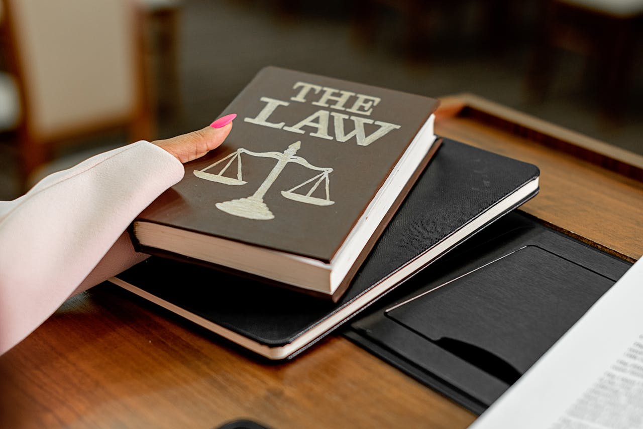 Sobre nosotros Closeup image of a law book titled
